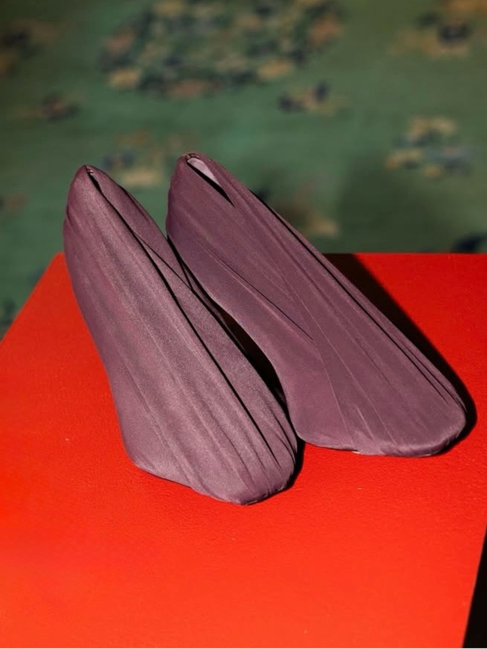 H&M STUDIO COLLECTION
DRAPED PUMPS SIZE IN DARK PLUM PURPLE.
SIZE 10 (41) - Picture 10 of 11